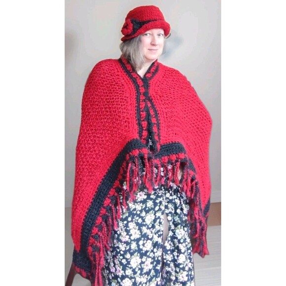 Vintage Handmade Red Black Crochet Wrap & Hat Set Fuzzy Acrylic Fringe - Picture 3 of 9